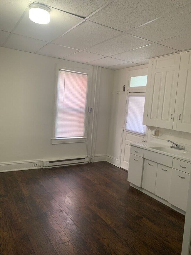 Building Photo - 1st Floor 1 Bed/1Bath,Laundry - West York Borough