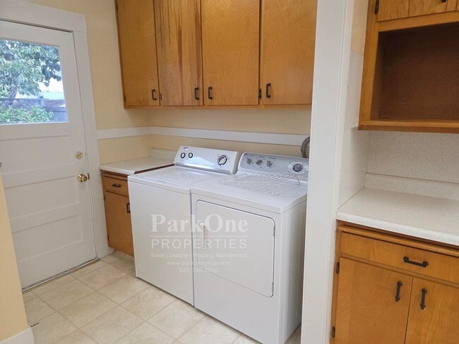 Building Photo - Super Cute 2 bedroom House in the heart of...
