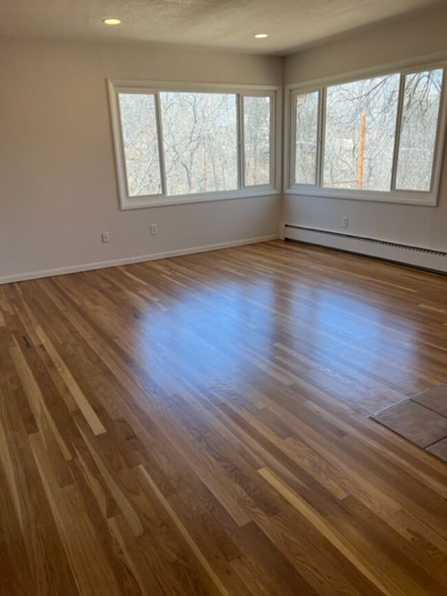 Building Photo - 4 BEDROOM HOME IN SKYWAY!!