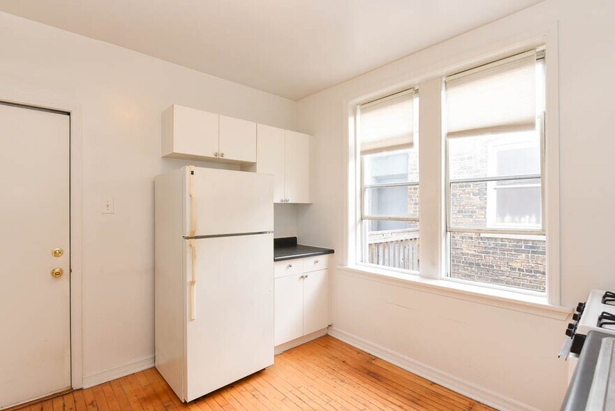 Building Photo - 3038 W Wellington Ave