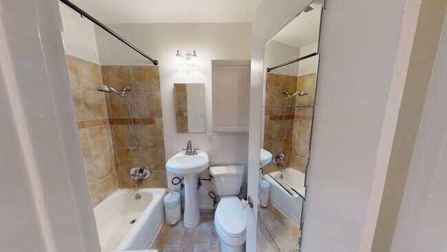 Building Photo - 733 Westbourne Dr