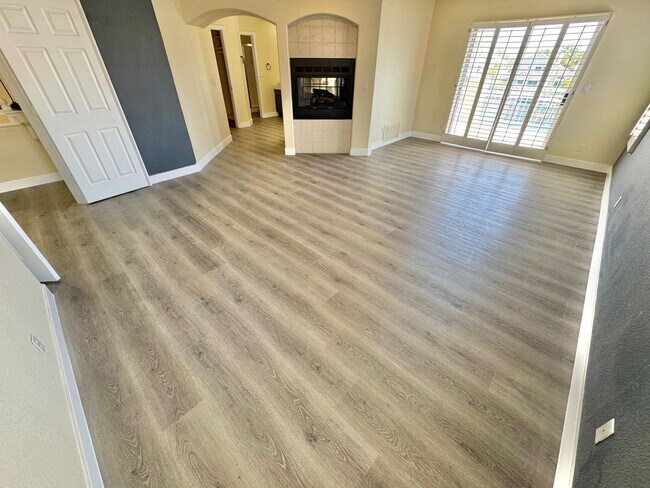 Building Photo - GORGEOUS 2 STORY SPACIOUS 4 BEDROOM HOUSE ...