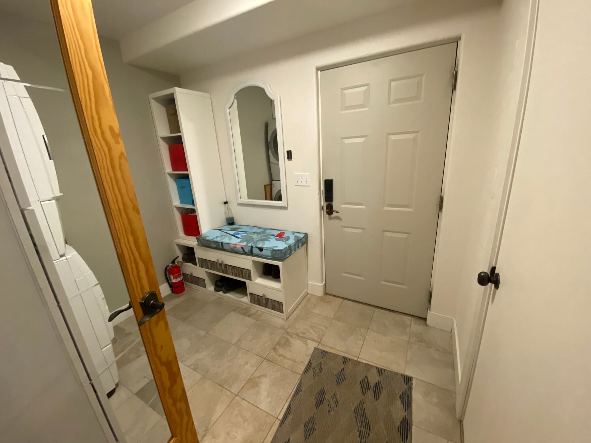 MudRoom/Laundry Room - 588 Lake View Cir W