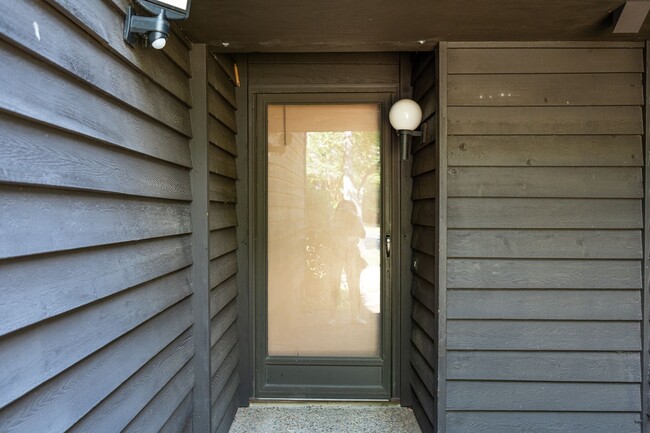 Building Photo - 2 Bedroom Townhouse Available in July