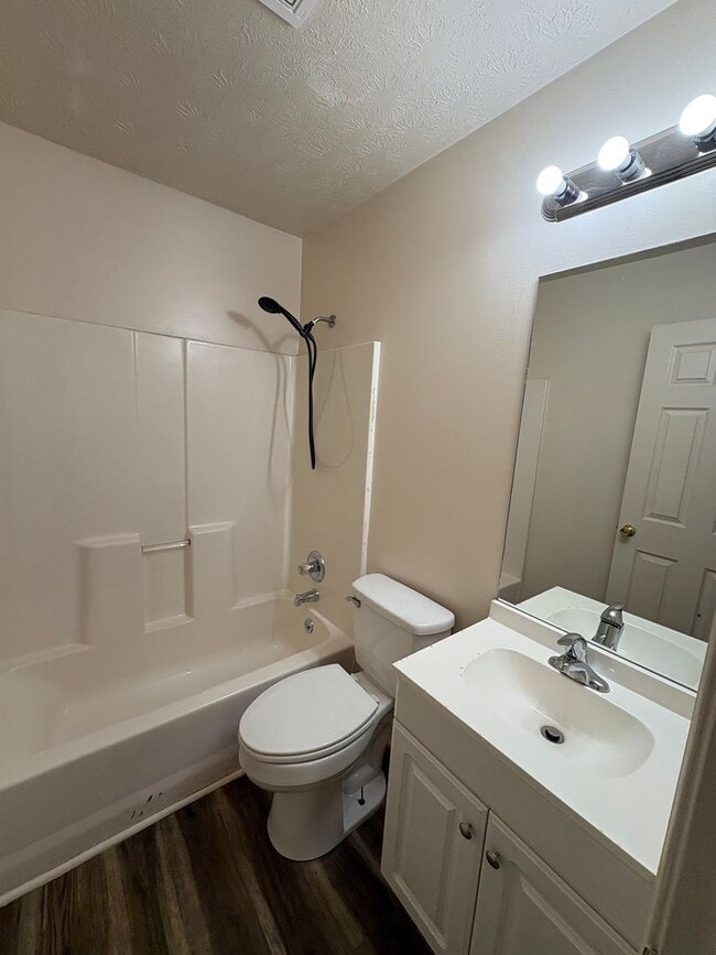 Building Photo - Space & Convenience! 2 Bedroom Duplex