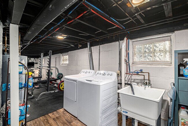 Building Photo - 3 BED 2 BATH BUNGALOW STYLE HOME IN FERNDALE ------ W. CHESTERFIELD