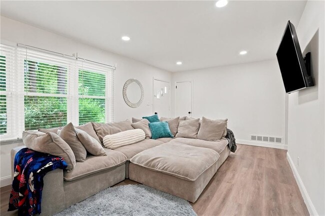 Building Photo - 581 Meadowbrook Dr SE