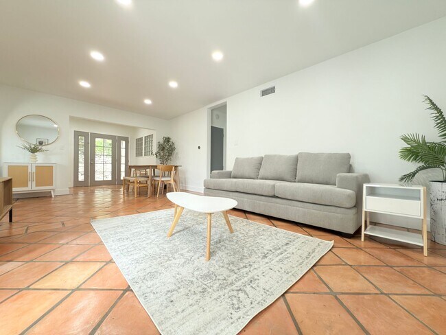 Building Photo - 9501 N Clybourn Ave