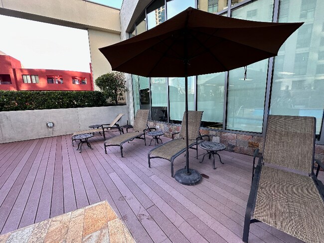 Building Photo - 654 Front St