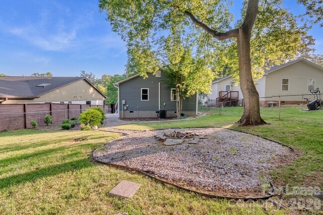 Building Photo - 812 E 18th St