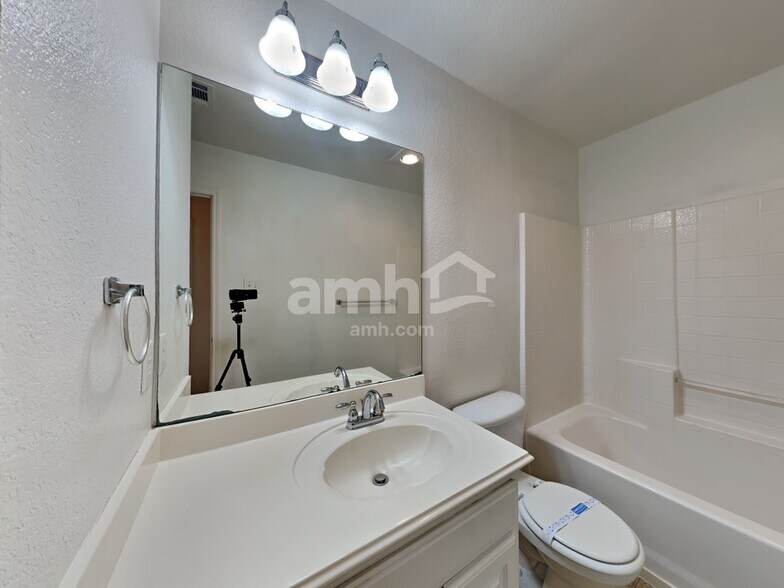 Building Photo - 733 Morgan Dr