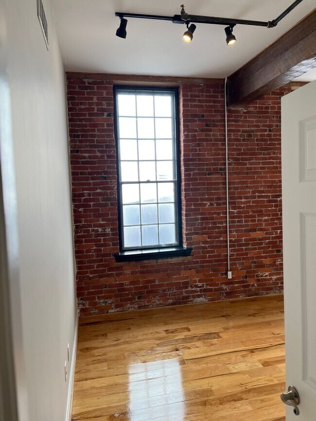 Building Photo - 265 N Queen St