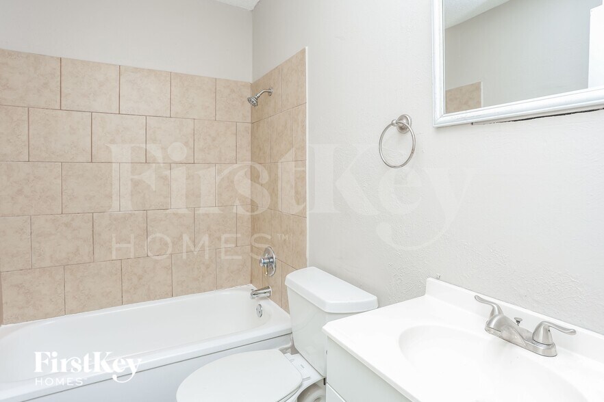 Building Photo - 604 Stonewall Dr