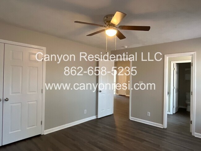 Building Photo - 461 Bedford Knoll Dr