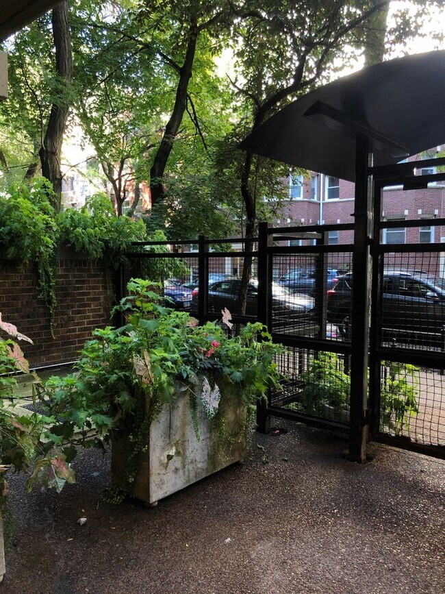 Building Photo - Beautiful Lincoln Park condo situated right next to Lake Shore Drive and Clark Street!