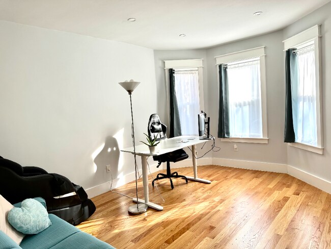 Building Photo - 326 Chelsea St