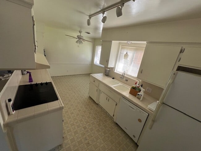 Building Photo - HOUSE