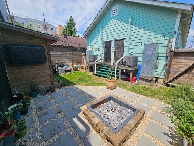 Building Photo - 536 S Telemachus St