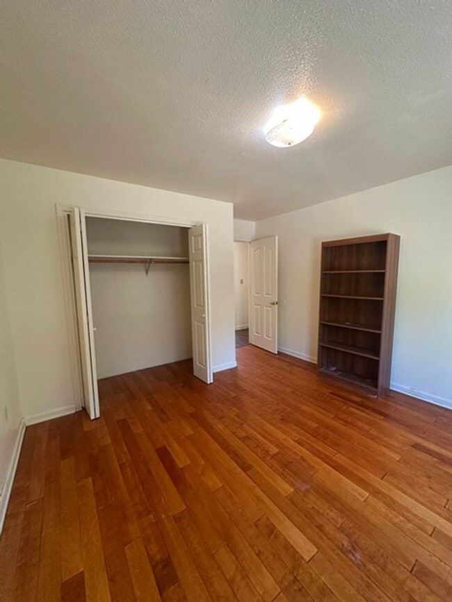 Building Photo - 4 Bedroom home with acreage