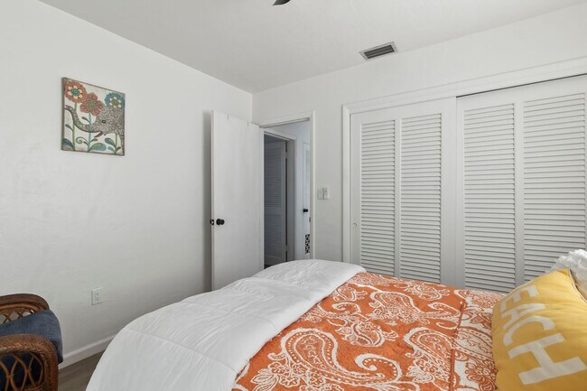 Building Photo - Furnished * AVAIL Now Through 11/1 * $1,69...
