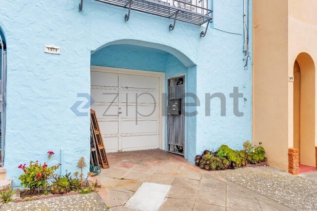 Building Photo - Unit B