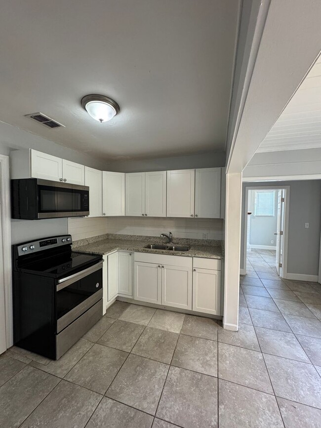 Building Photo - Freshly Renovated 3/2 Single Family in Wes...