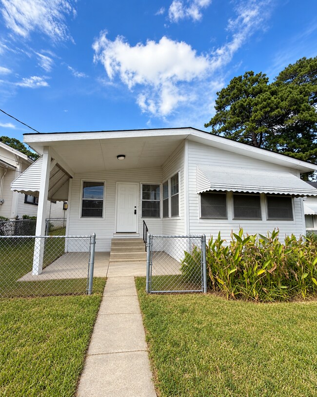 Building Photo - 739 College St