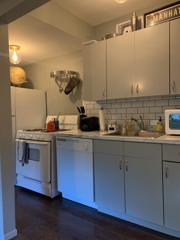 Building Photo - 2026 Holly Hill Ter