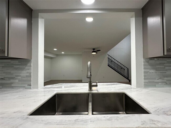 Building Photo - 5528 Beverly Hill St