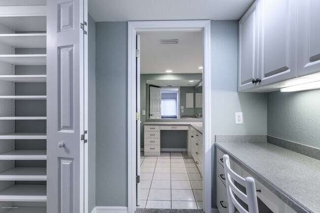 Building Photo - CLOSE DOWNTOWN PUNTA GORDA. GROUND FLOOR U...