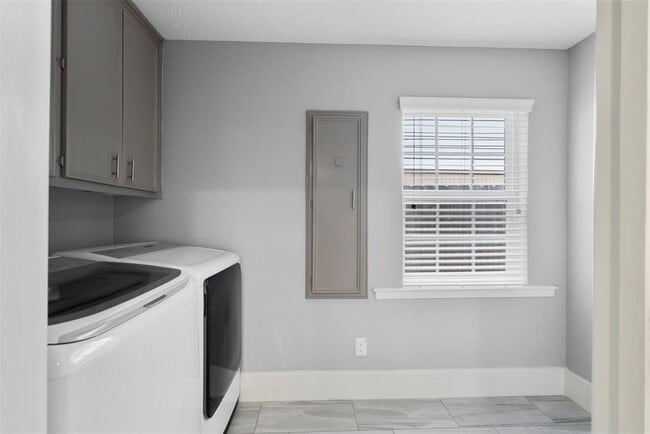 Building Photo - 7727 Barberton Dr