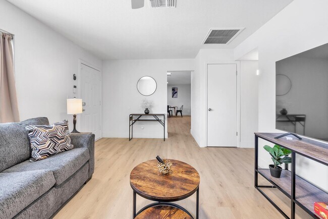 Building Photo - 1510 W 7th Dr