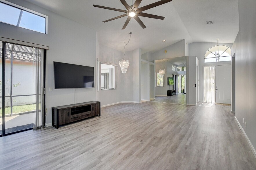 Building Photo - 10201 Lexington Lakes Blvd N