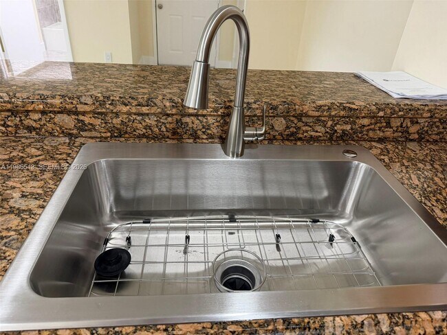 Building Photo - 560 S Park Rd