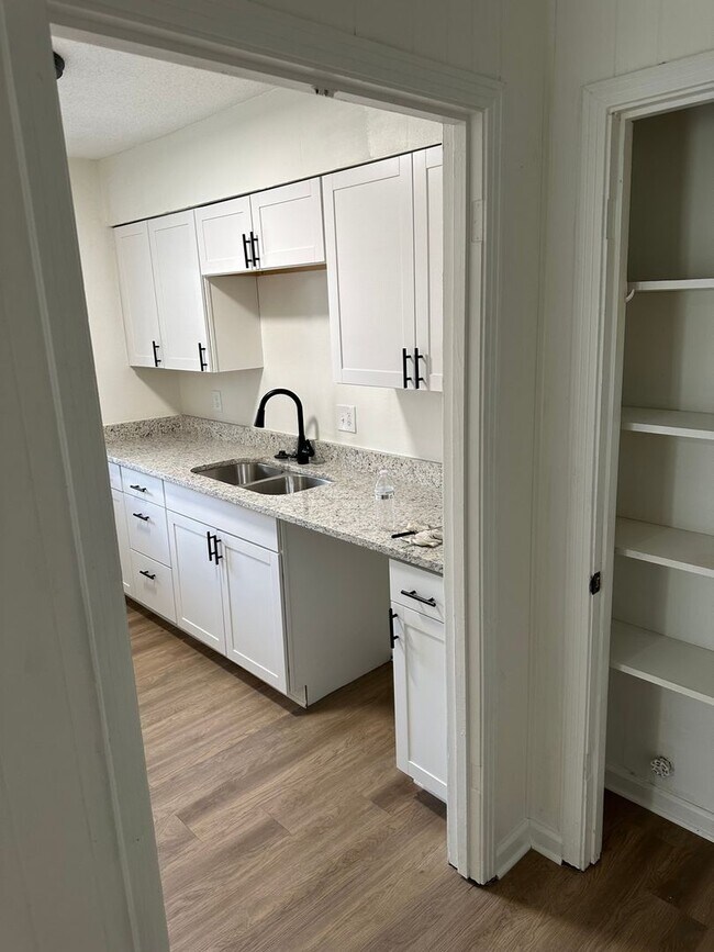 Building Photo - Charming 2BR Duplex in Memphis