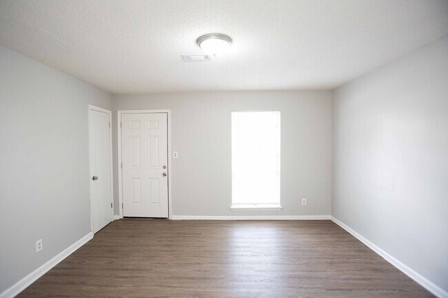 Building Photo - 3 bed, 1 bath home, fully updated!