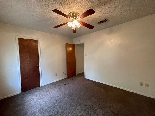 Building Photo - 704 Lisa Ln