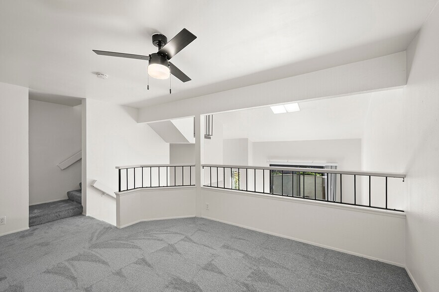 Building Photo - 3216 Caminito Eastbluff