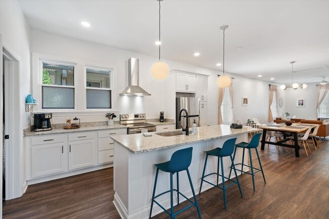 Building Photo - Recently updated and fully furnished Midto...