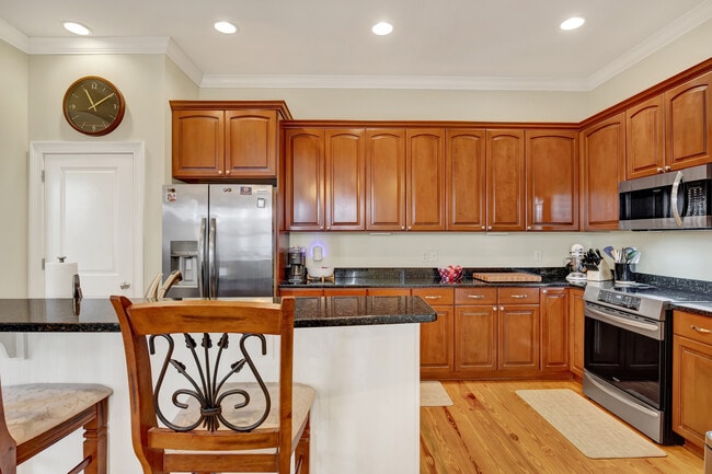 Building Photo - 407 E Hull St