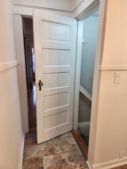 Building Photo - 33 Lodge St