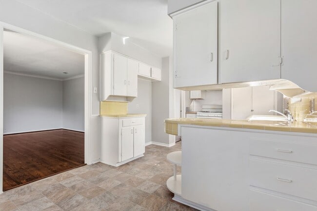 Building Photo - 6520/6522 SAINT MORITZ AVE