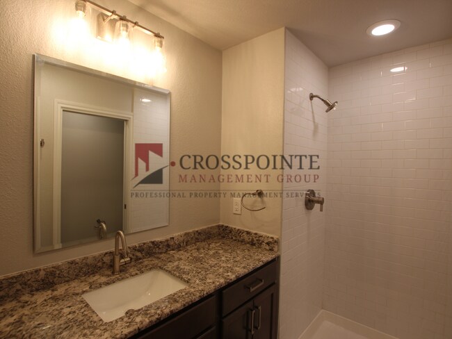 Building Photo - Stunning 2 Bed 2.5 Bath 1 Car Garage Townhome in Tyler!