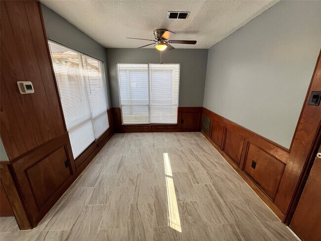 Building Photo - 327 Maybrook Dr