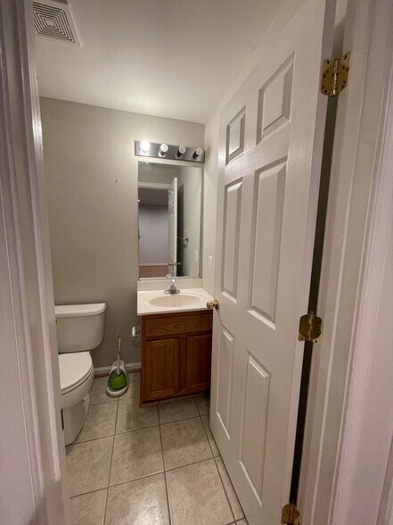 Building Photo - 5830 Shady Oak Ln