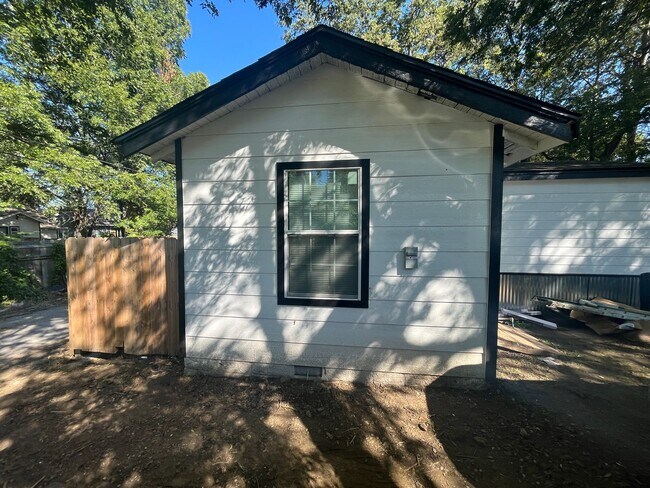 Building Photo - Cozy 1 Bed / 1 Bath Rear Home with Private Fenced Yard – Tulsa