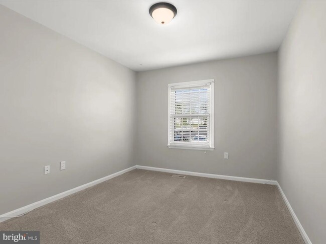 Building Photo - 9075 N Laurel Rd