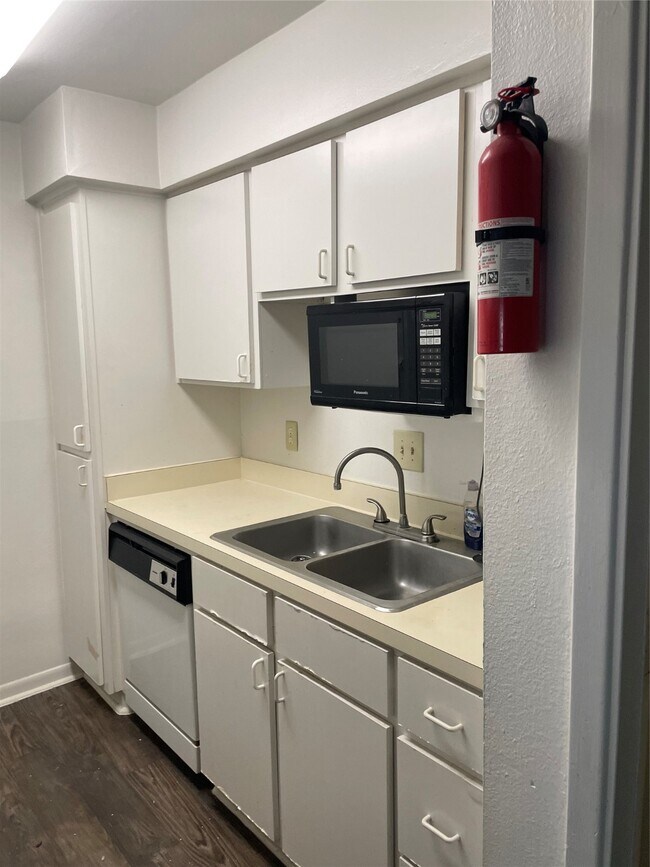 Building Photo - 8419 Hearth Dr