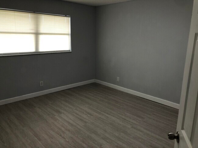 Building Photo - 7820 S Colony Cir