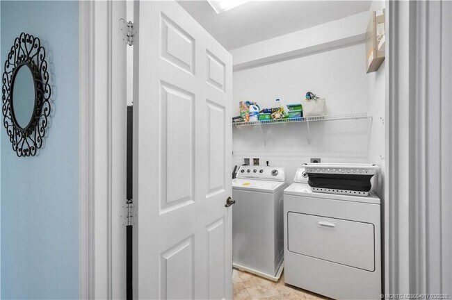 Building Photo - 691 SW Glen Crest Way